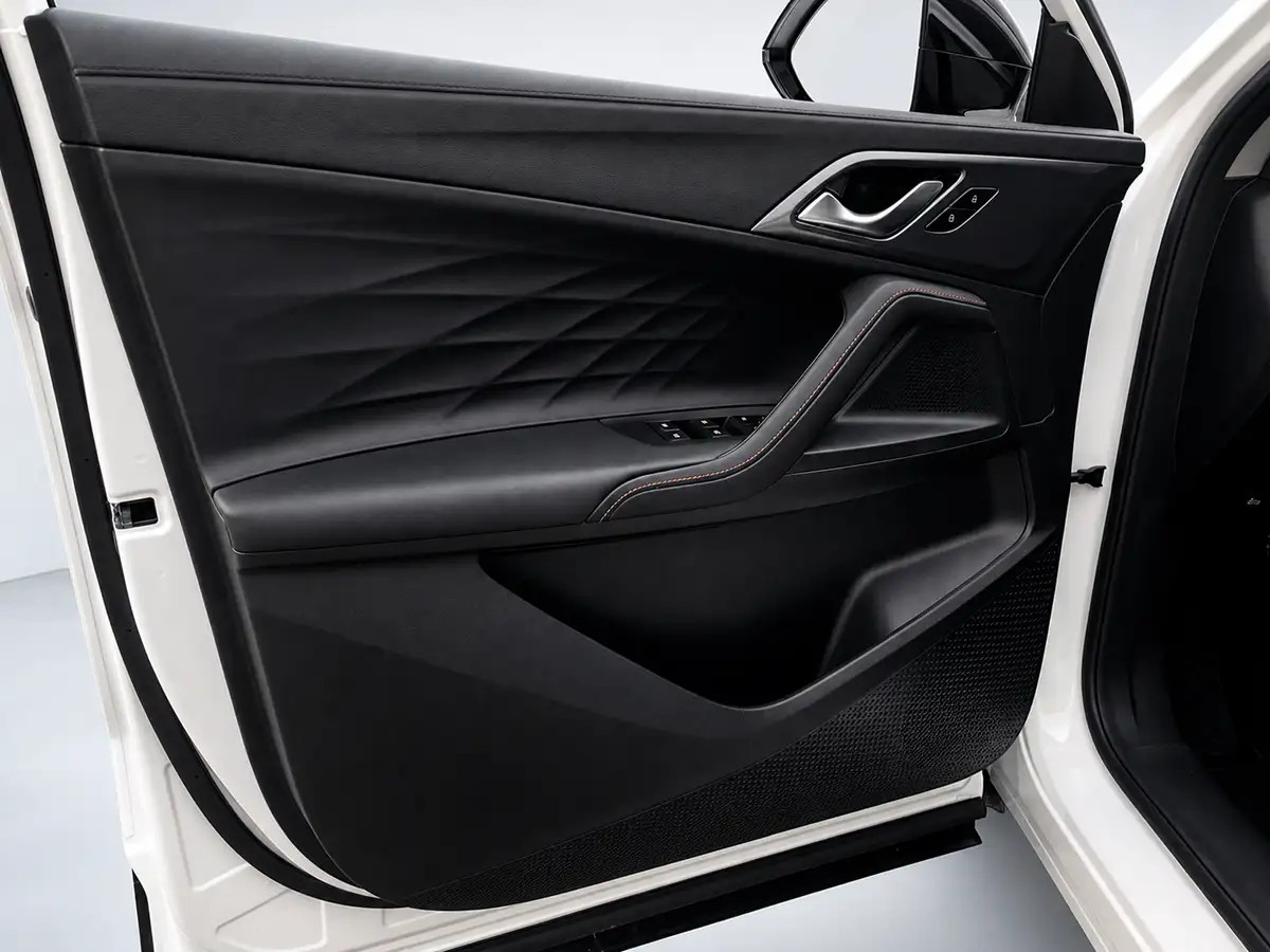 Türverkleidung und Innenraumdetail eines weissen SUV bei AutoWelt Meggen