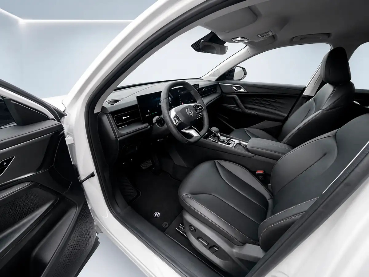 Innenraum eines weissen SUV mit Sitzen und Armaturen für ein Online-Inserat