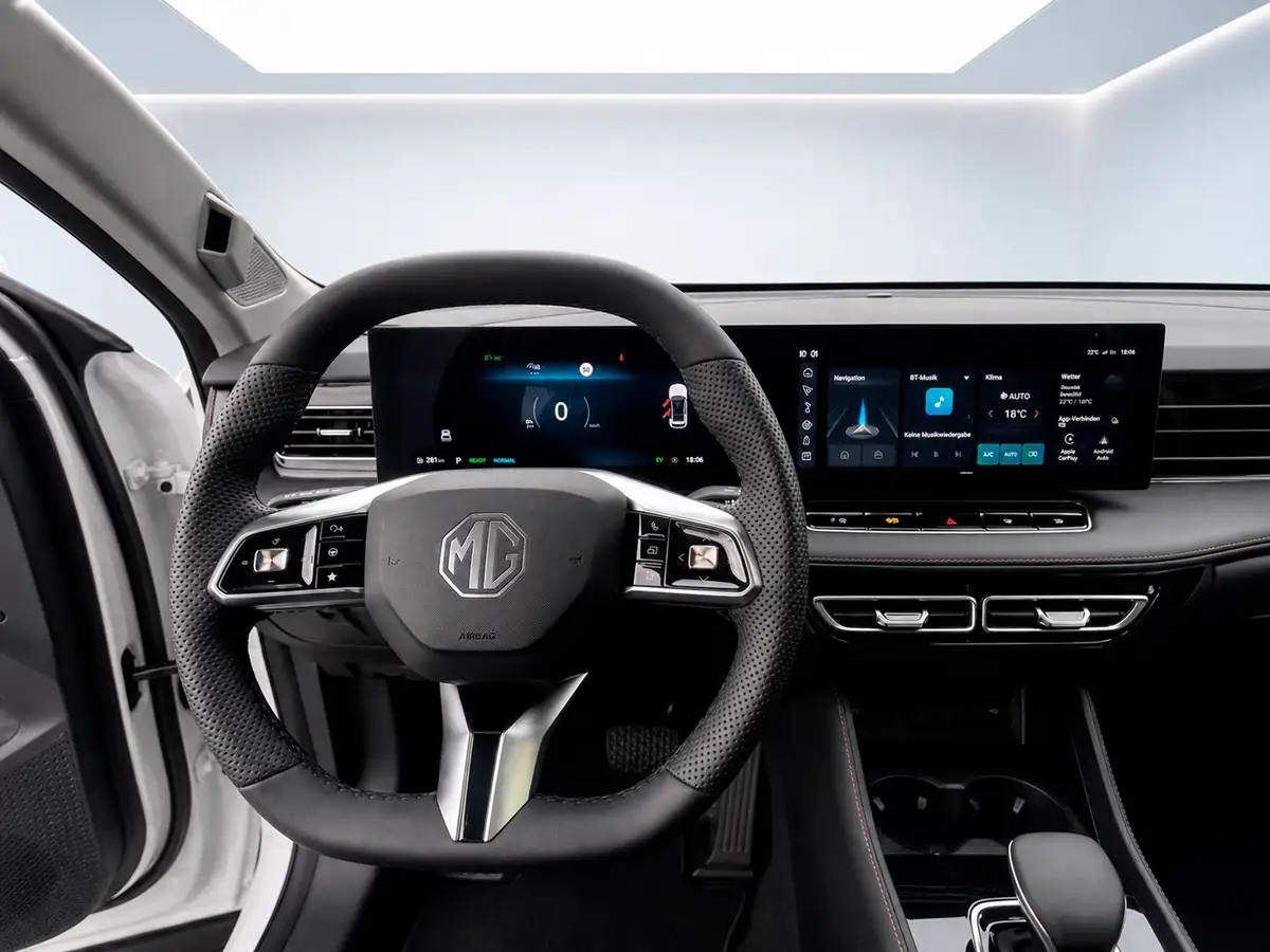 Cockpit eines weissen SUV mit Lenkrad und digitaler Anzeige für AutoWelt Meggen