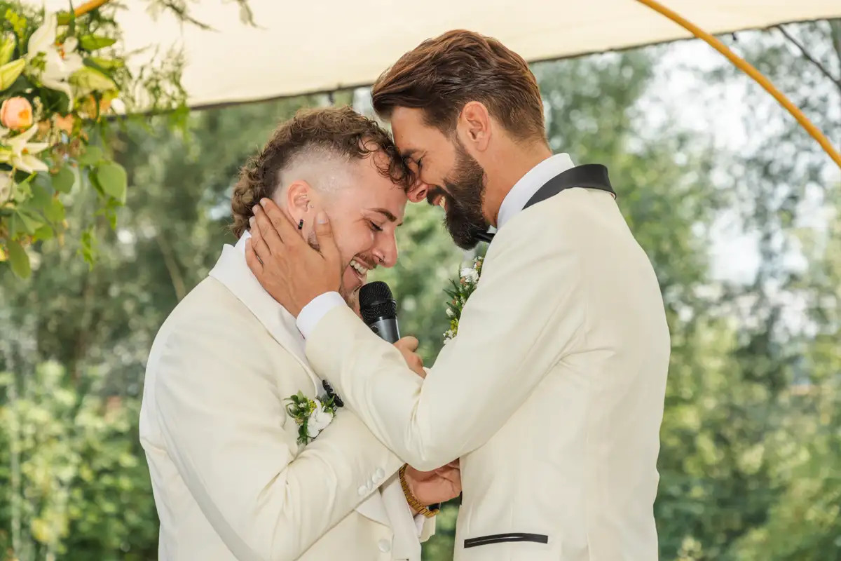 Mathias und Daniel beim emotionalen Paarshooting im Wasserschloss Wyher
