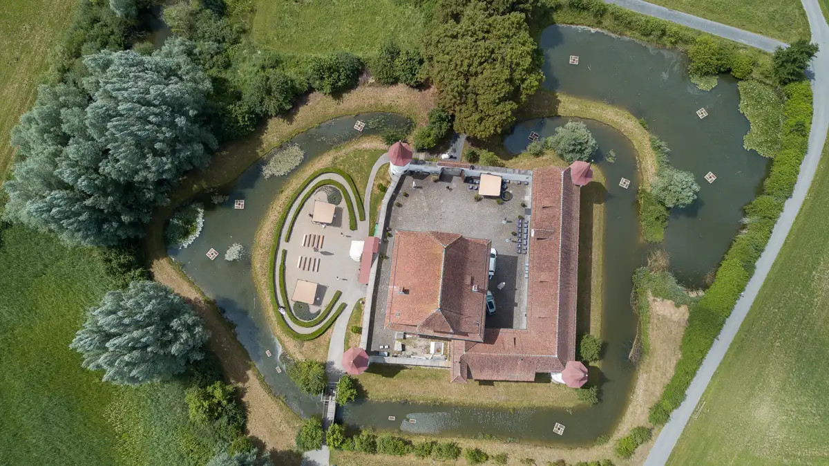Drohnenaufnahme der Hochzeit im Wasserschloss Wyher mit Schlossanlage und Innenhof