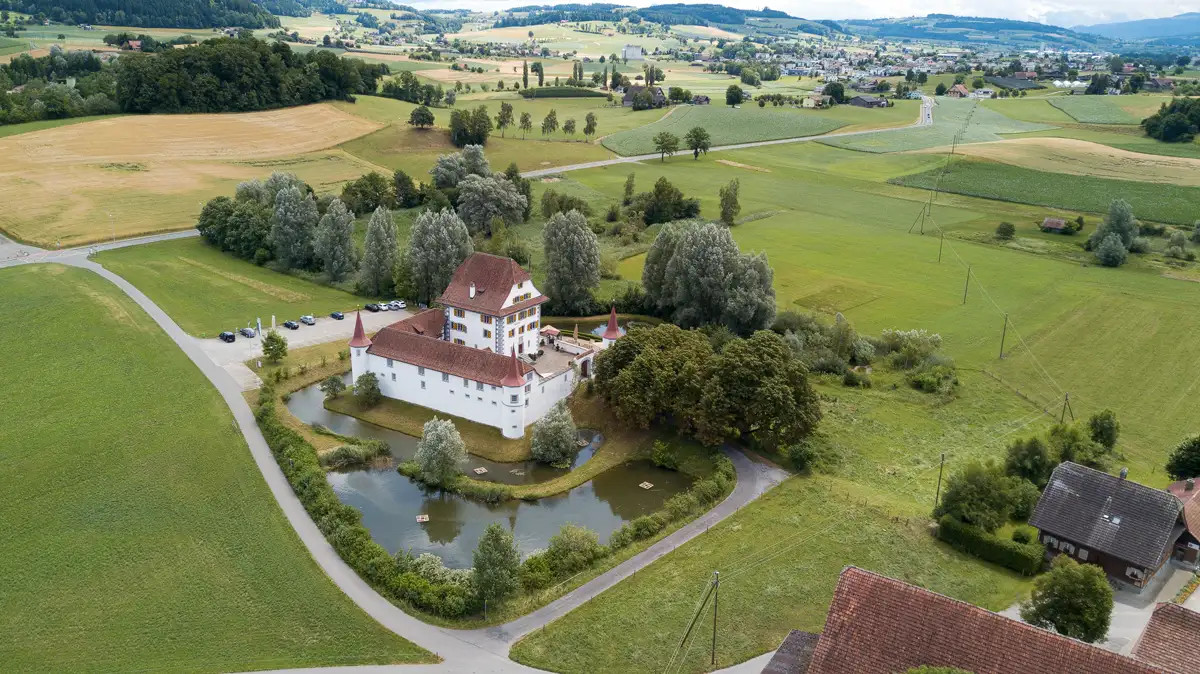 Drohnenbild vom Wasserschloss Wyher im Luzerner Hinterland