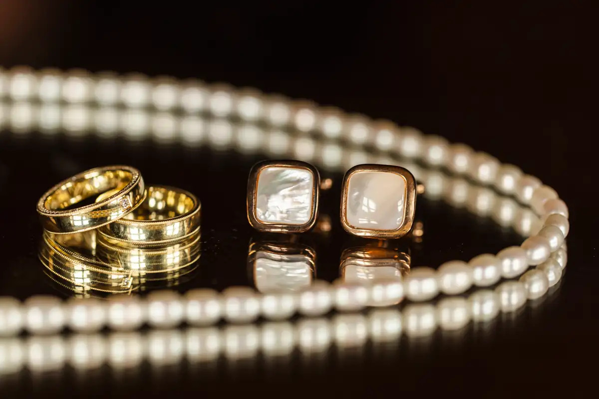Eheringe und Schmuck als Detailfoto der Hochzeit im Wasserschloss Wyher