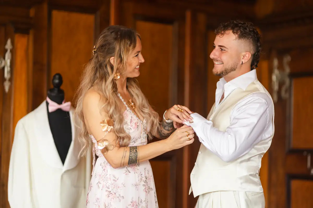 Anzug und persönliche Vorbereitung bei der Hochzeit von Mathias und Daniel
