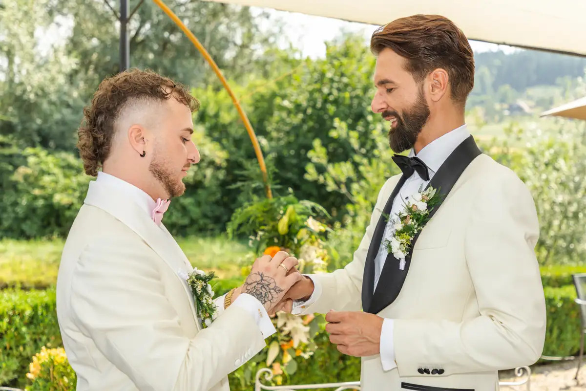 Mathias und Daniel beim Ringtausch während der freien Trauung