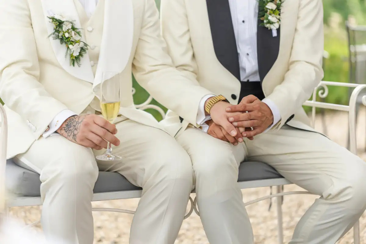Hände und Ringe der beiden Bräutigame bei der Trauung