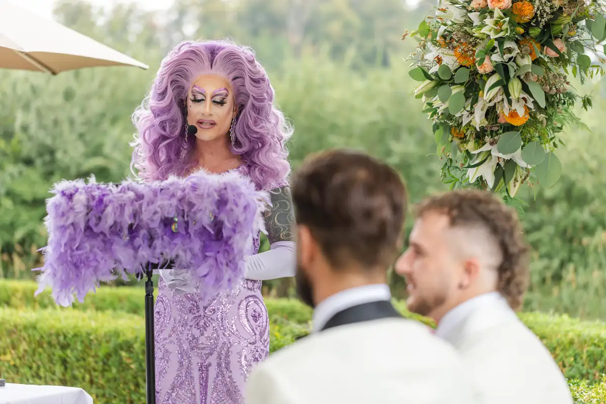 Drag-Queen-Auftritt beim Apéro der Hochzeit im Wasserschloss Wyher