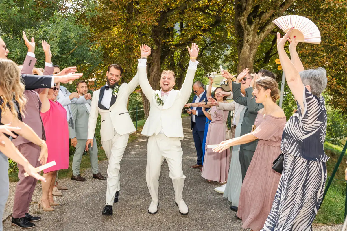 Jubelnde Gäste bei der Hochzeit von Mathias und Daniel