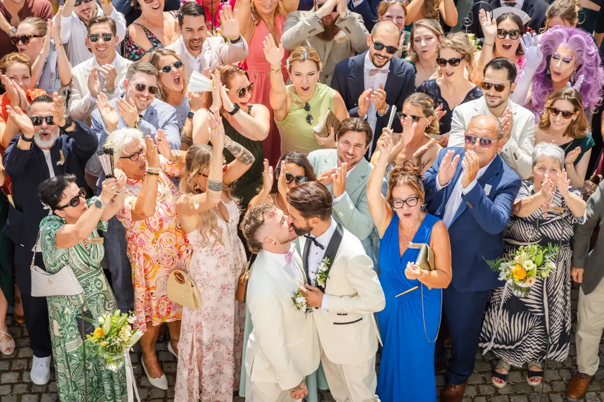 Gruppenfoto mit Konfetti bei der Hochzeit im Wasserschloss Wyher