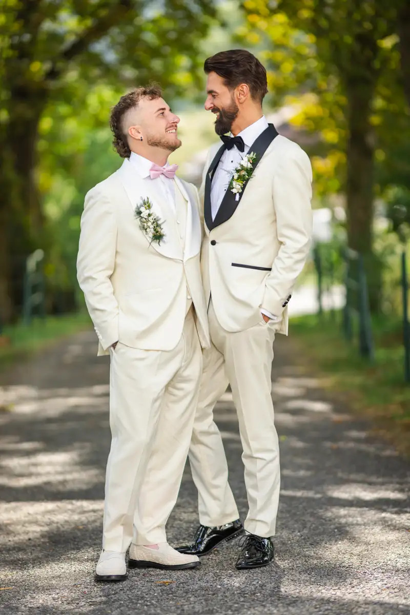 Paarfoto von Mathias und Daniel im Schlosspark beim Wasserschloss Wyher