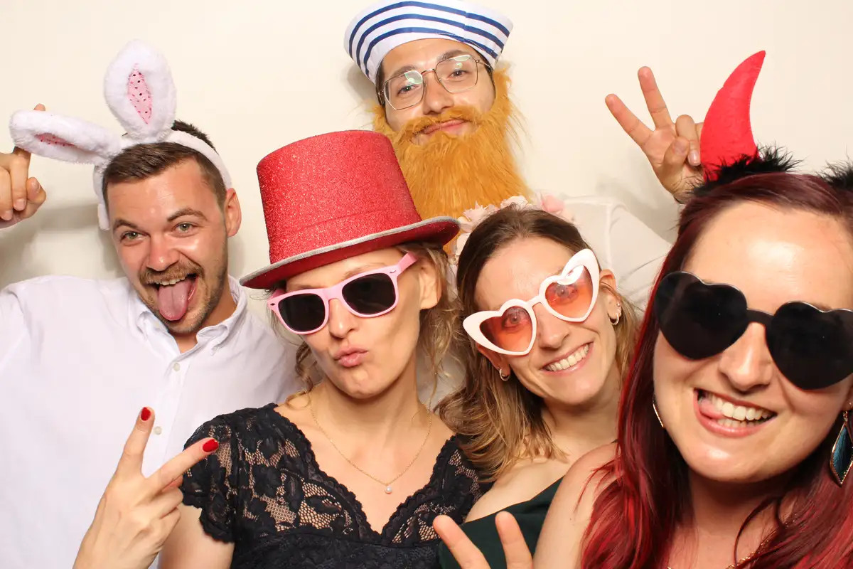 Lustiges Selfiebox-Foto von Gästen bei der Hochzeit von Mathias und Daniel