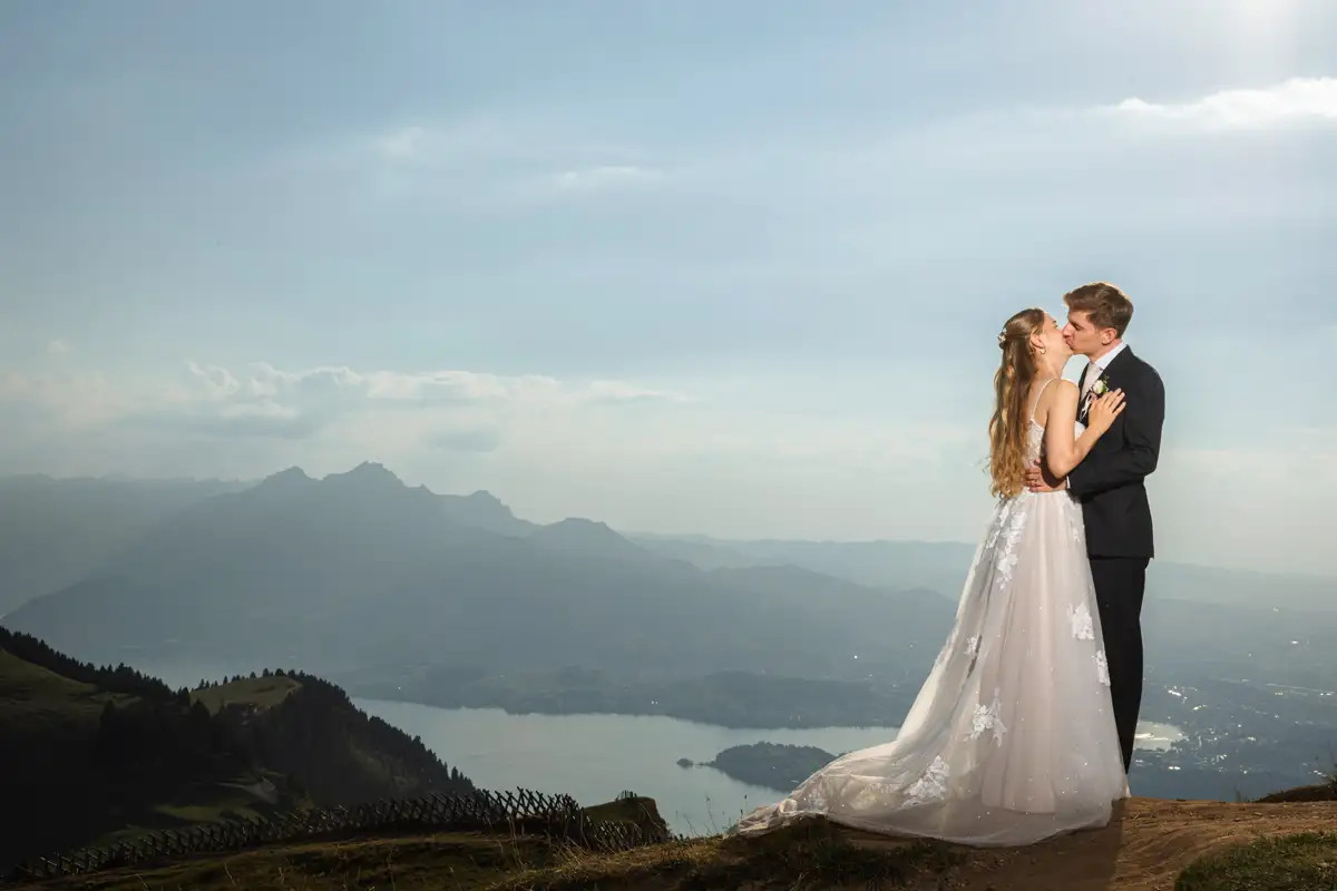 Carmen und Lucas beim Hochzeitsshooting auf Rigi Kulm mit weitem Blick über die Zentralschweiz.