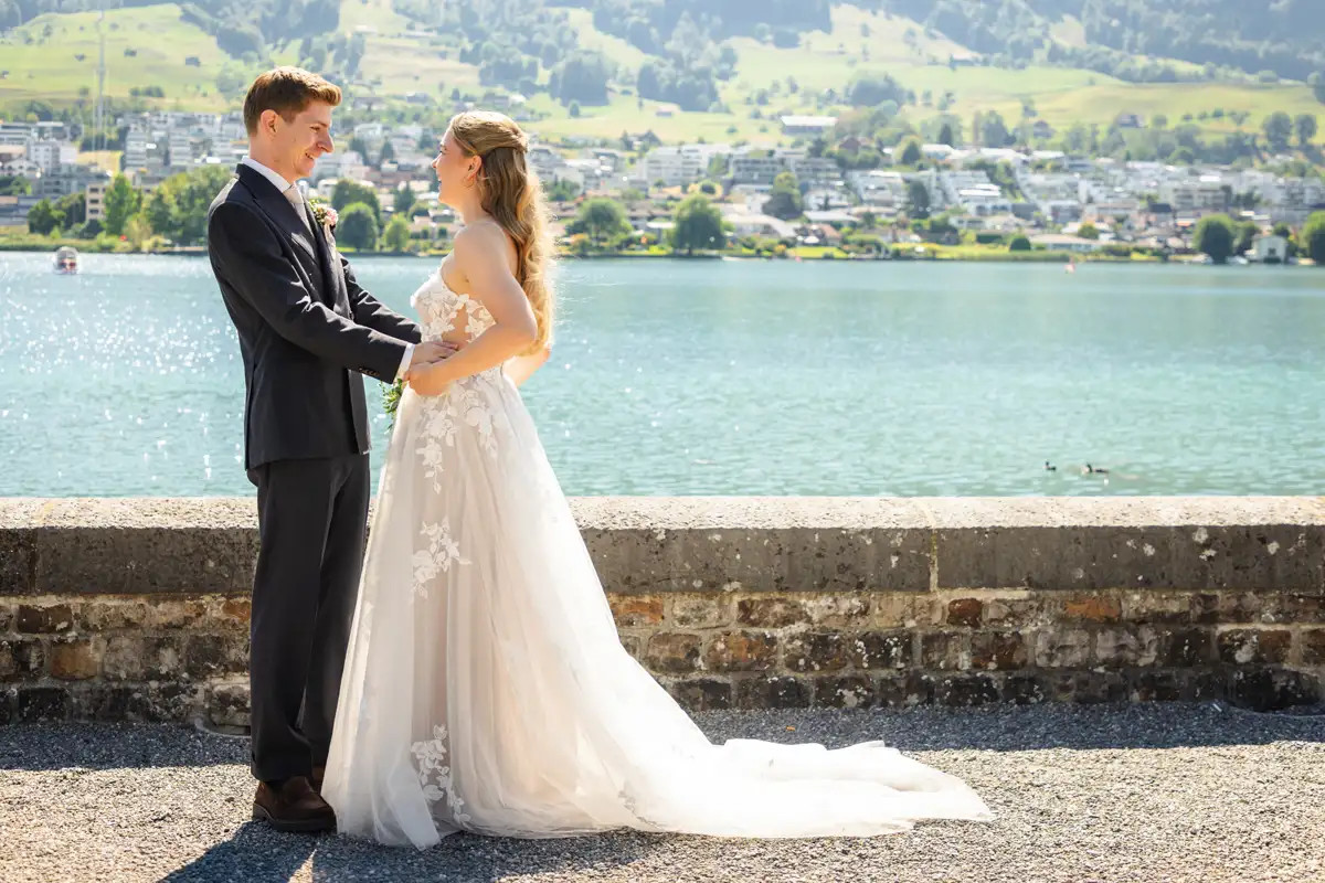 Brautpaar nach dem First Look bei der Astrid-Kapelle in Küssnacht am Rigi am Vierwaldstättersee.