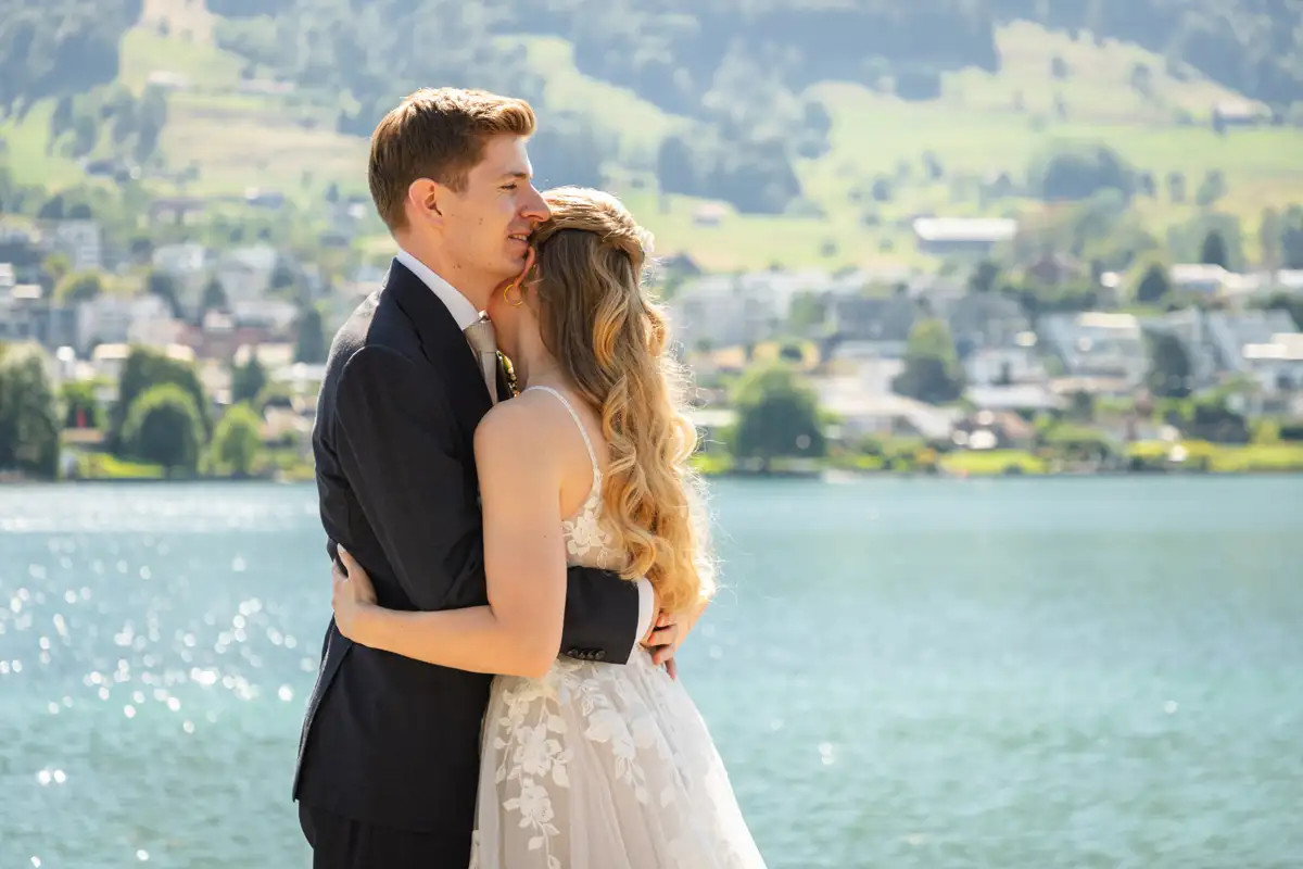 Natürliches Paarshooting von Carmen und Lucas am Vierwaldstättersee vor der Trauung in Vitznau.