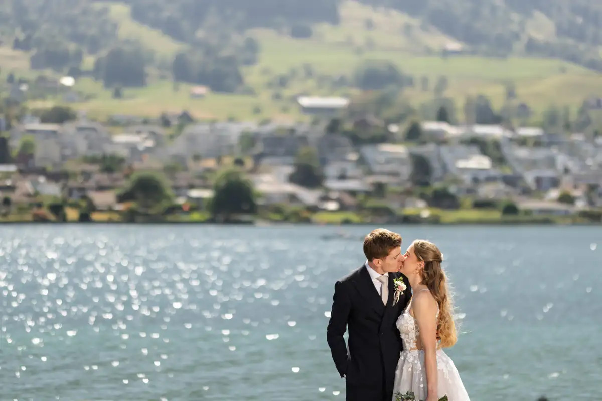 Brautpaar am Vierwaldstättersee mit heller Sommerstimmung vor der Hochzeit in Vitznau.
