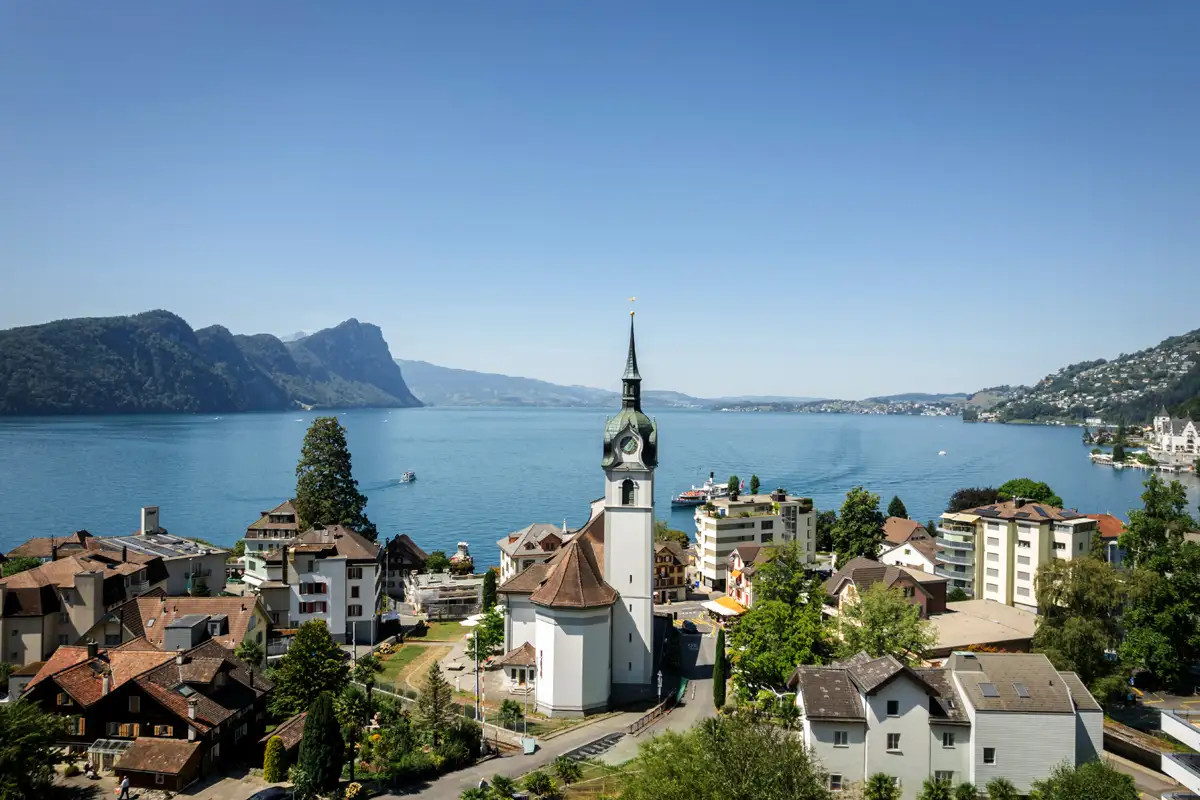 Drohnenblick über Vitznau mit Pfarrkirche St. Hieronymus und Vierwaldstättersee.