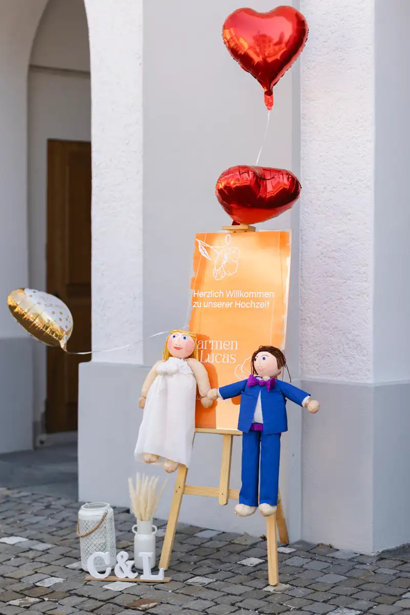 Hochzeitsdetail mit Herzballon und Dekoration bei der Hochzeit von Carmen und Lucas.