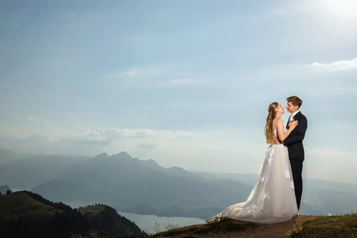 Hochzeitspaar auf Rigi Kulm beim Paarshooting mit Bergpanorama und Vierwaldstättersee.