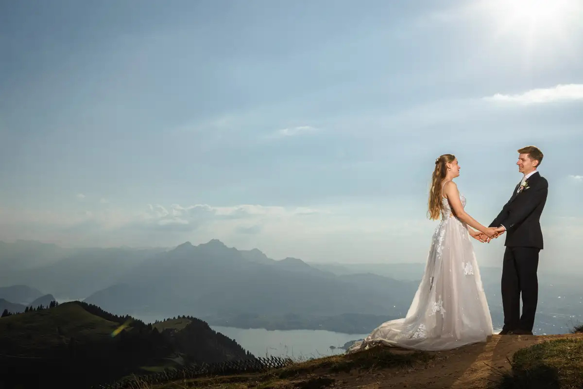 Paarfotos auf Rigi Kulm mit natürlichem Licht und Aussicht auf den Vierwaldstättersee.
