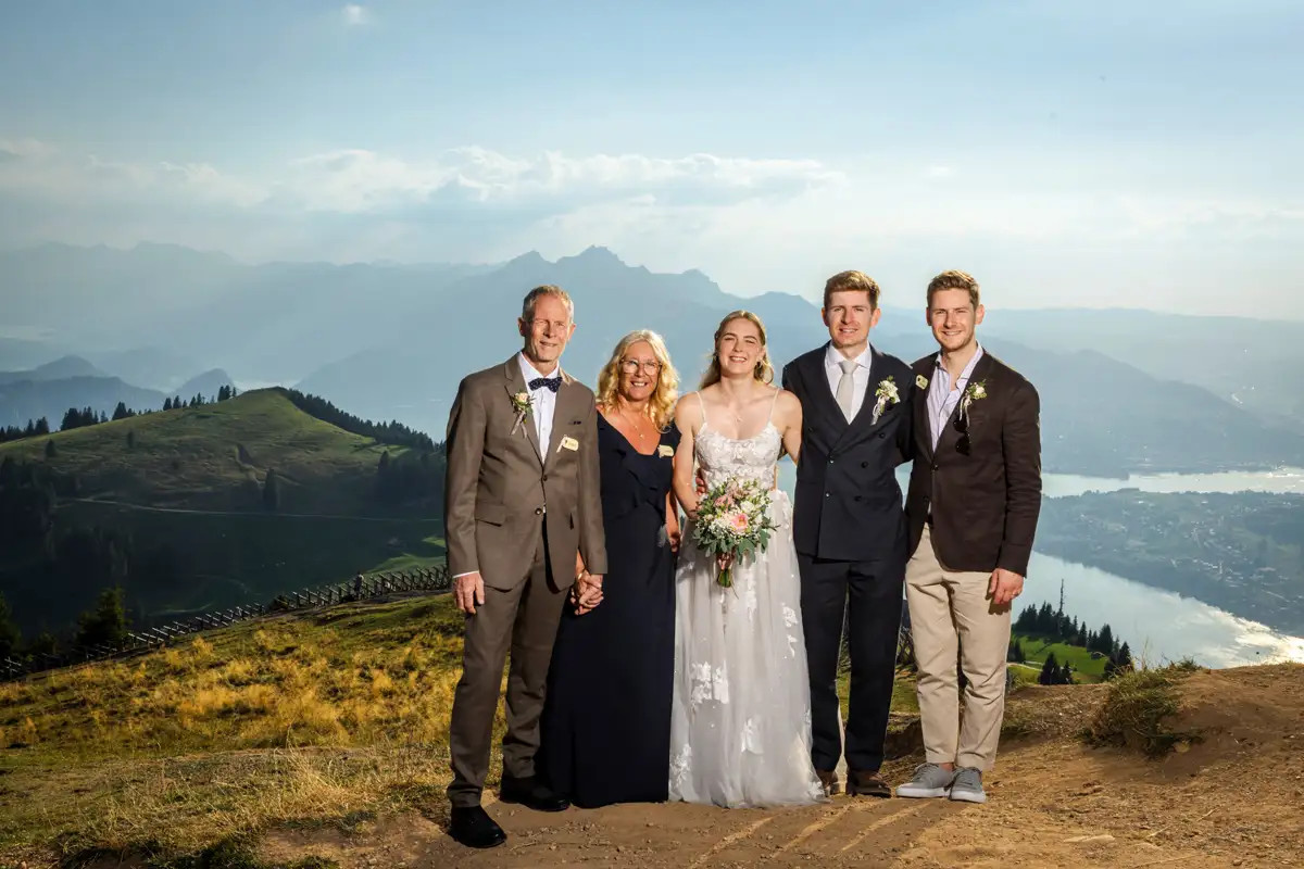 Gruppenfoto bei der Hochzeit auf Rigi Kulm mit Panorama über den Vierwaldstättersee.