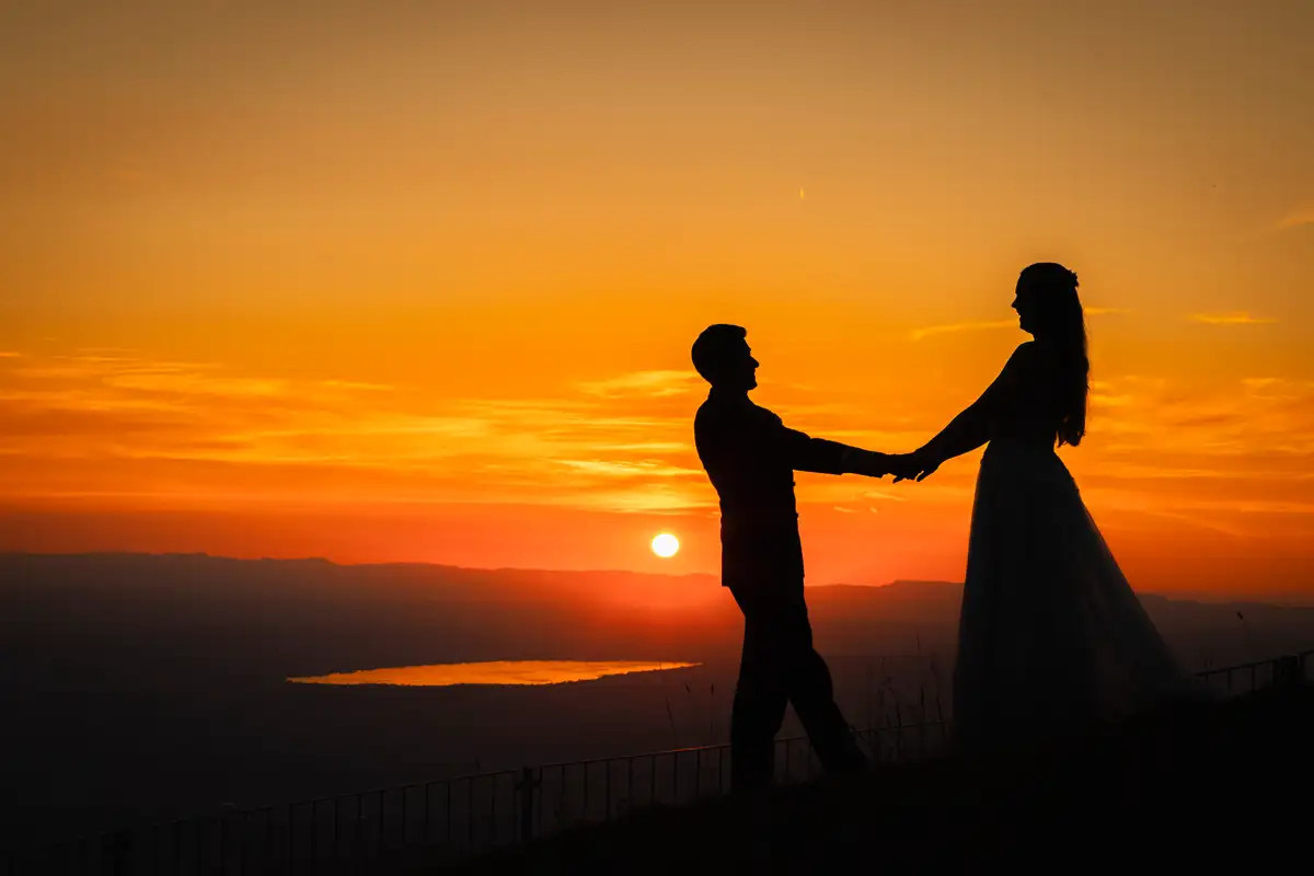 Silhouette von Carmen und Lucas beim Sonnenuntergang auf Rigi Kulm.