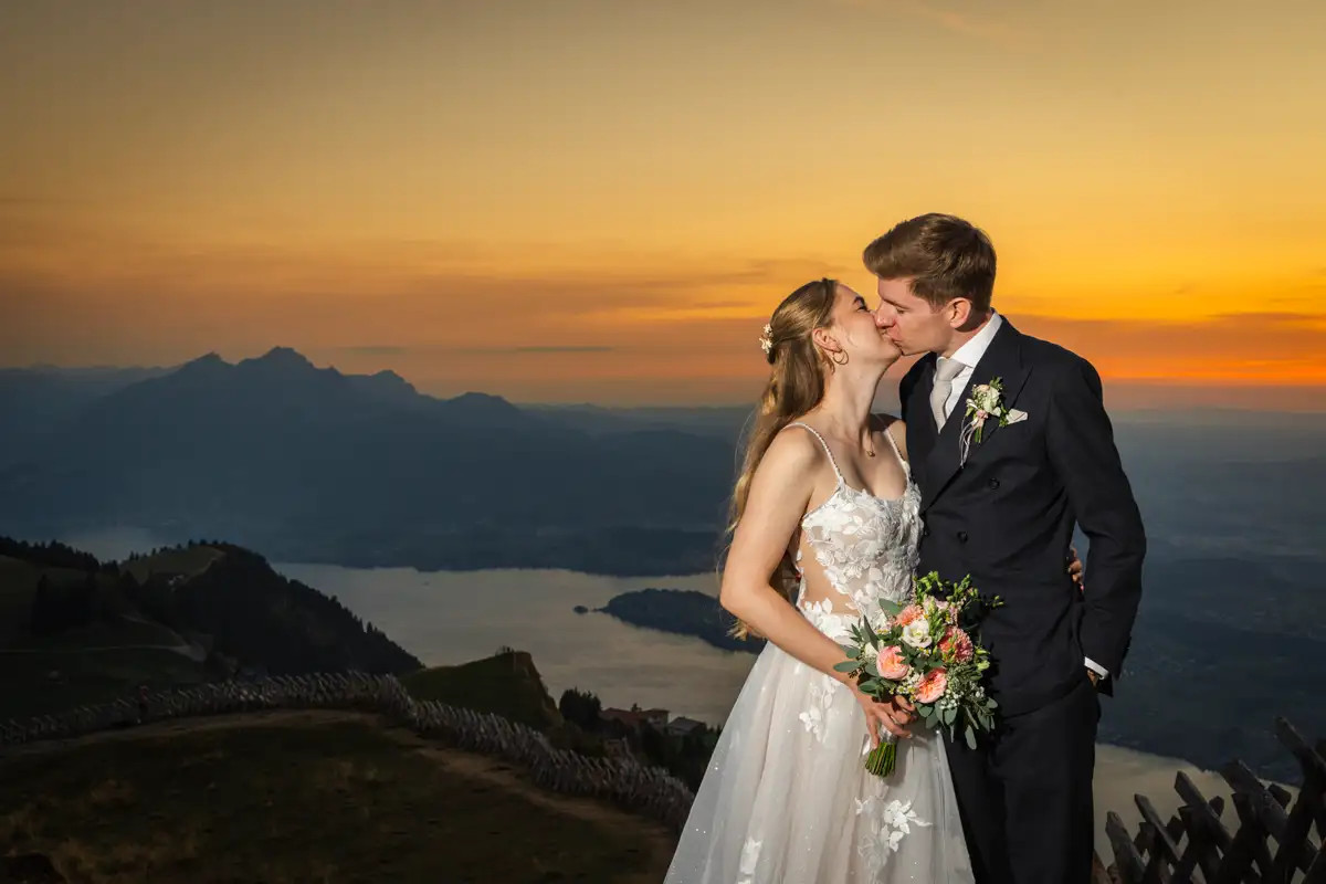 Romantisches Hochzeitsfoto von Carmen und Lucas im Sonnenuntergang auf Rigi Kulm.