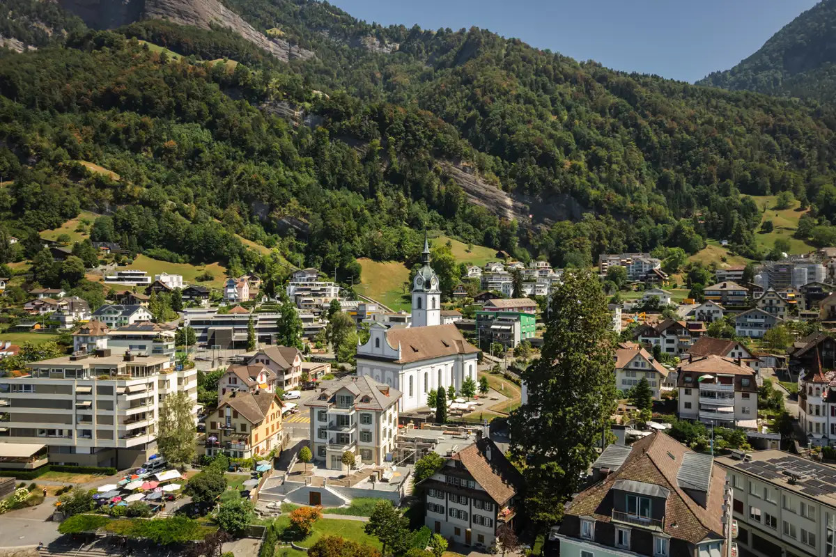 Drohnenaufnahme von Vitznau und Umgebung als Teil der Hochzeitsreportage.