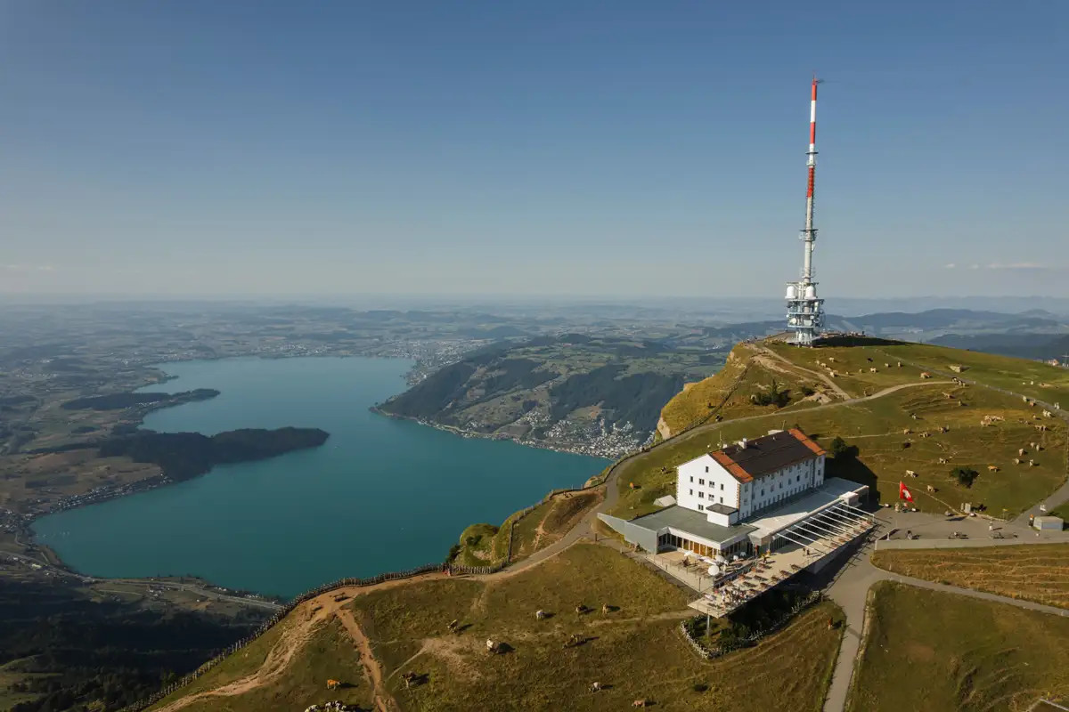 Drohnenaufnahme von Rigi Kulm mit Hotel, Sendeturm und Panorama über den Vierwaldstättersee.