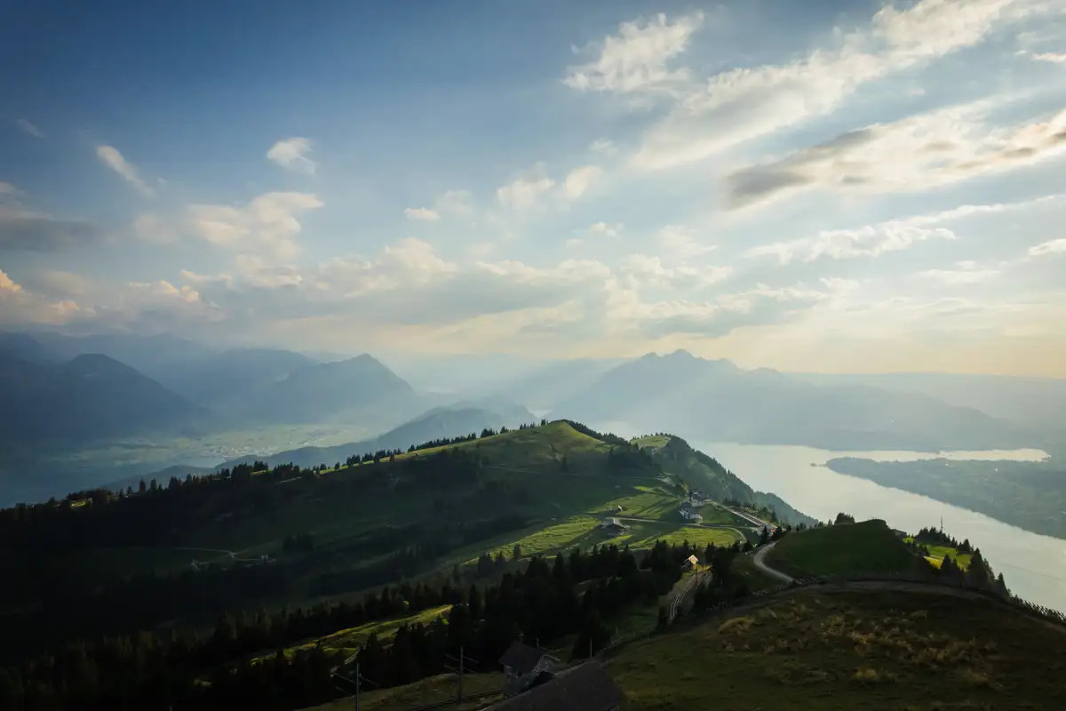 Weites Drohnenpanorama über Rigi Kulm und den Vierwaldstättersee bei der Hochzeit.