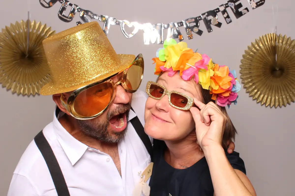 Spontanes Selfiebox-Bild von Gästen mit Brillen und Blumenkranz bei der Hochzeit auf Rigi Kulm.