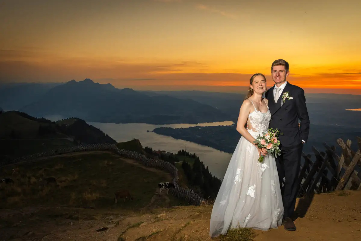 Brautpaar im Abendlicht auf Rigi Kulm mit Blick Richtung Vierwaldstättersee.