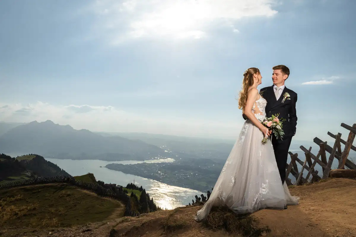 Brautpaar Carmen und Lucas beim Hochzeitsshooting auf Rigi Kulm mit Blick auf den Vierwaldstättersee.