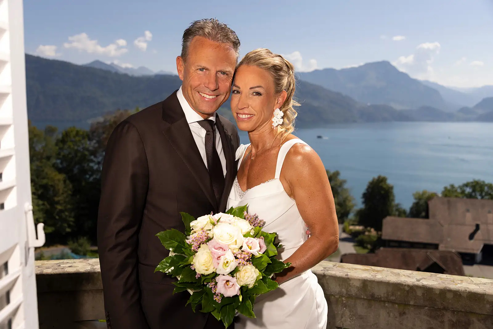 Regina und Thomas beim Paarshooting am Schloss Meggenhorn mit Blick auf den Vierwaldstättersee.