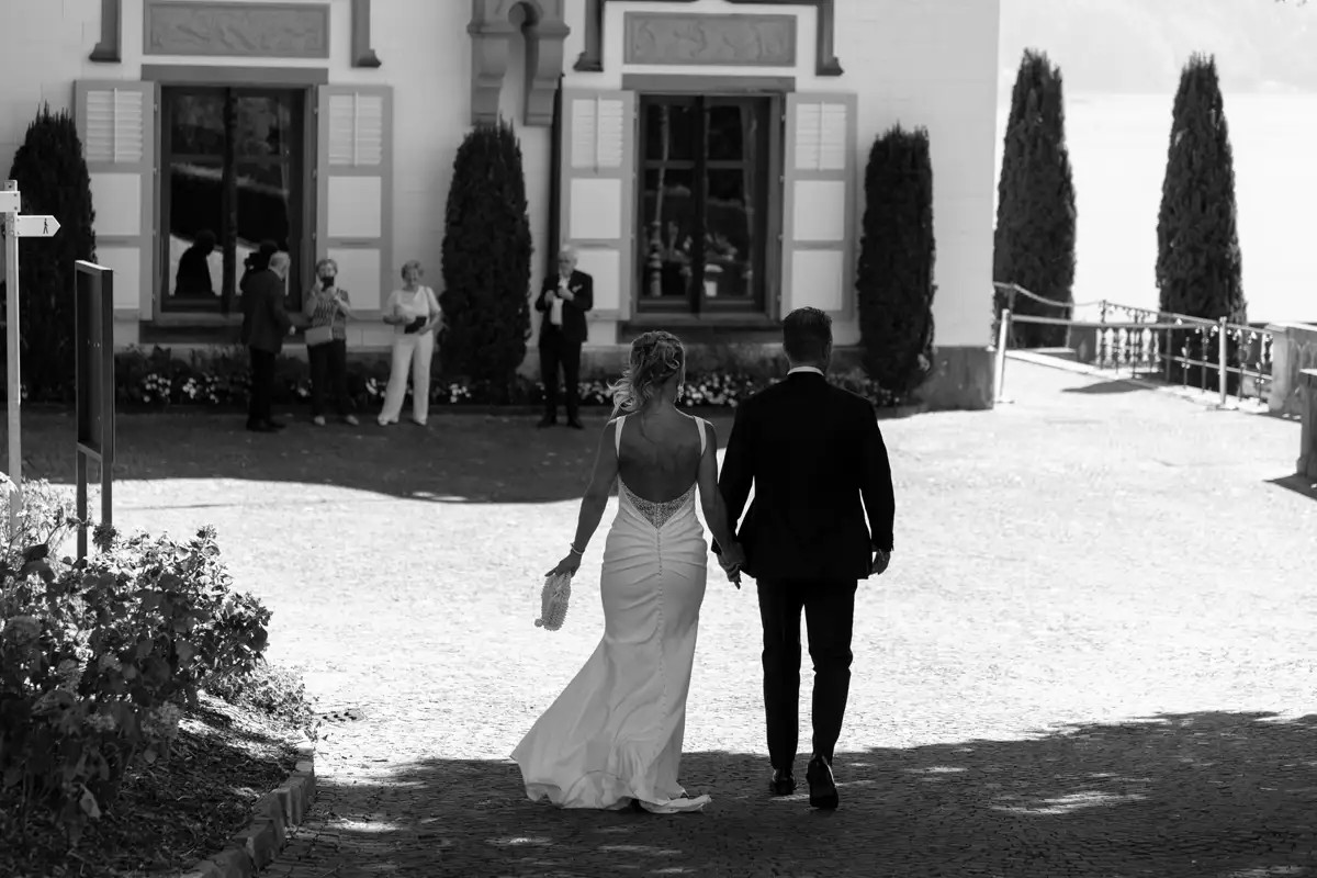 Regina und Thomas beim Ankommen vor der zivilen Trauung im Schloss Meggenhorn.