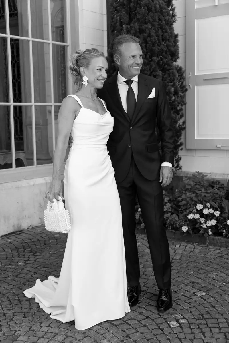 Regina und Thomas als elegantes Brautpaar vor dem Schloss Meggenhorn.
