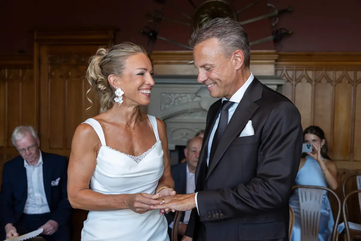 Vertrauter Blick zwischen Regina und Thomas während der zivilen Hochzeit.
