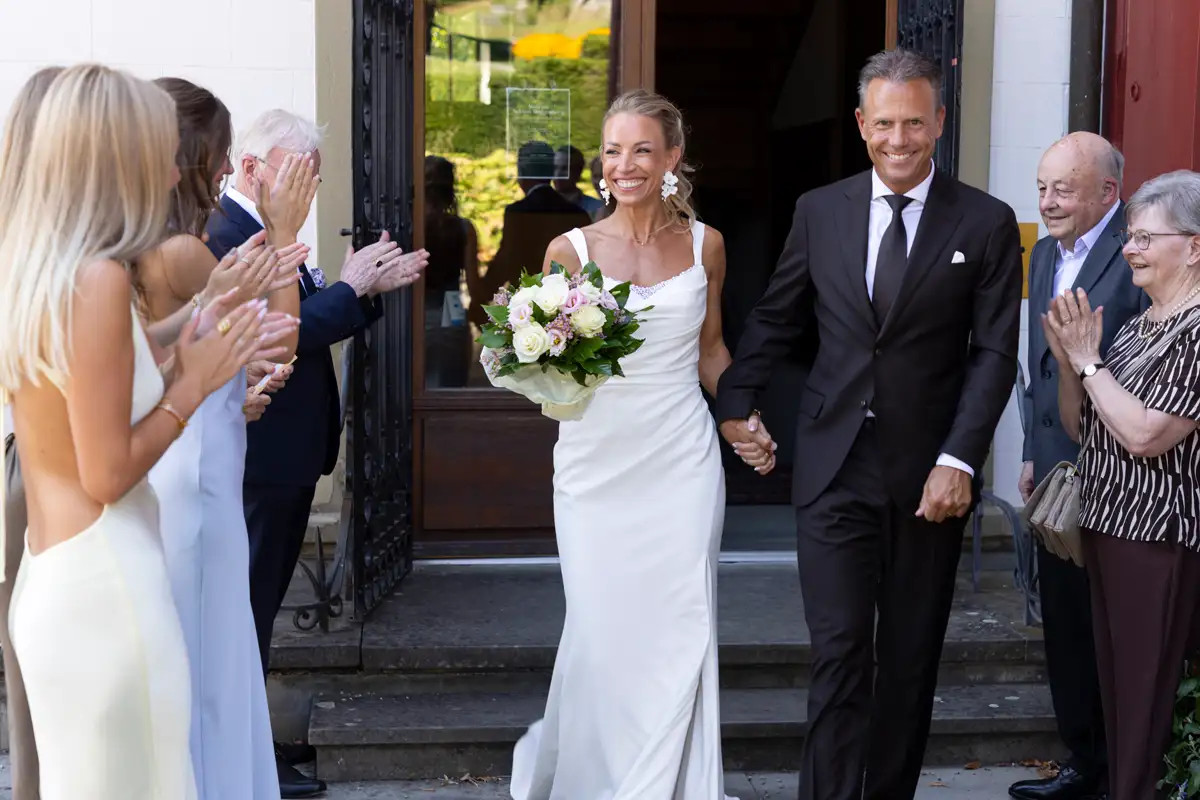 Gratulationen nach der zivilen Hochzeit von Regina und Thomas im Schloss Meggenhorn.