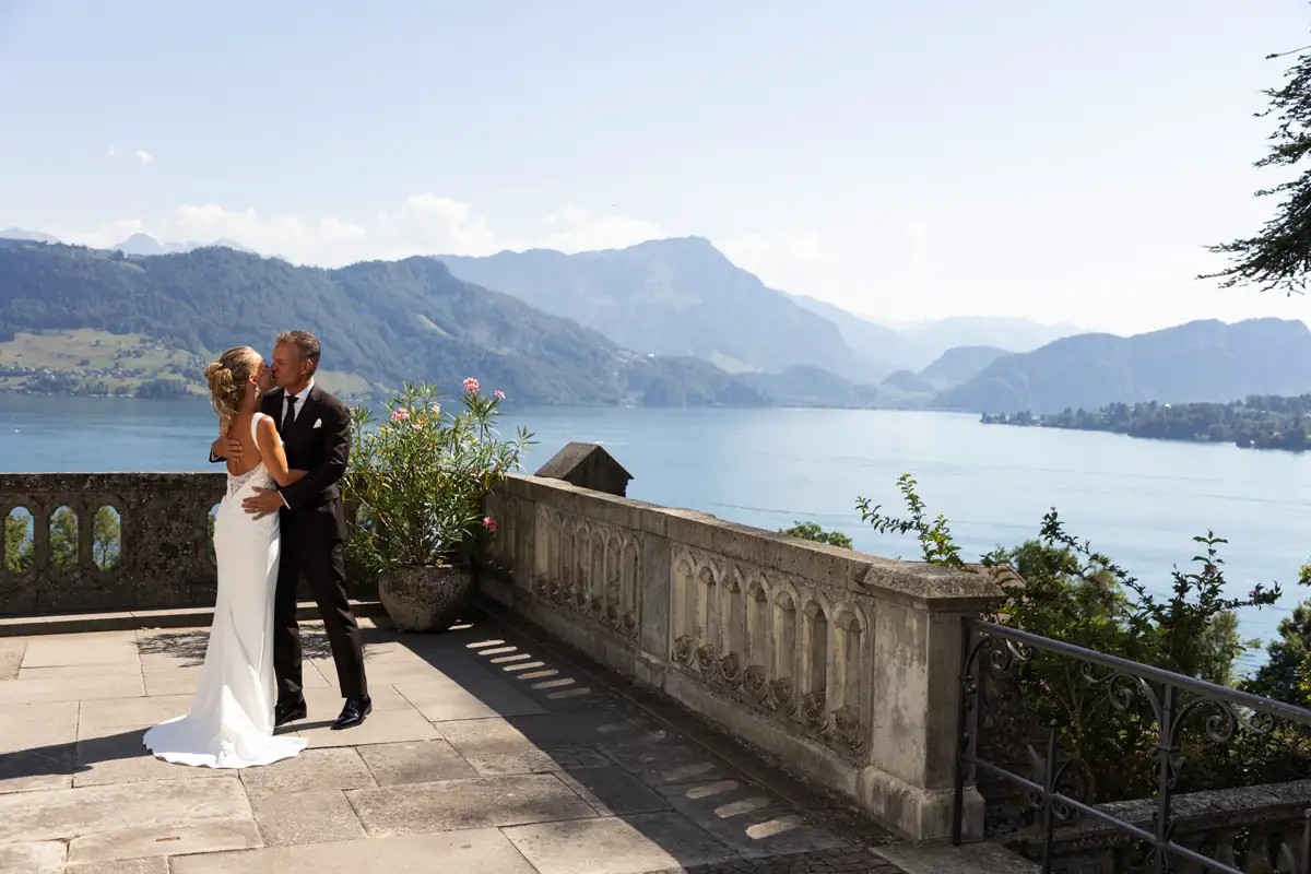Paarfoto von Regina und Thomas mit Aussicht auf den Vierwaldstättersee.
