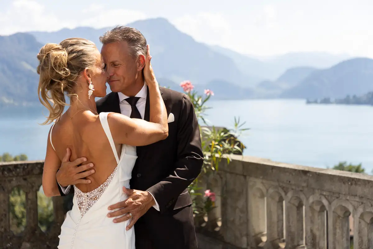 Nahes Paarfoto von Regina und Thomas mit liebevollem Blick am Schloss Meggenhorn.