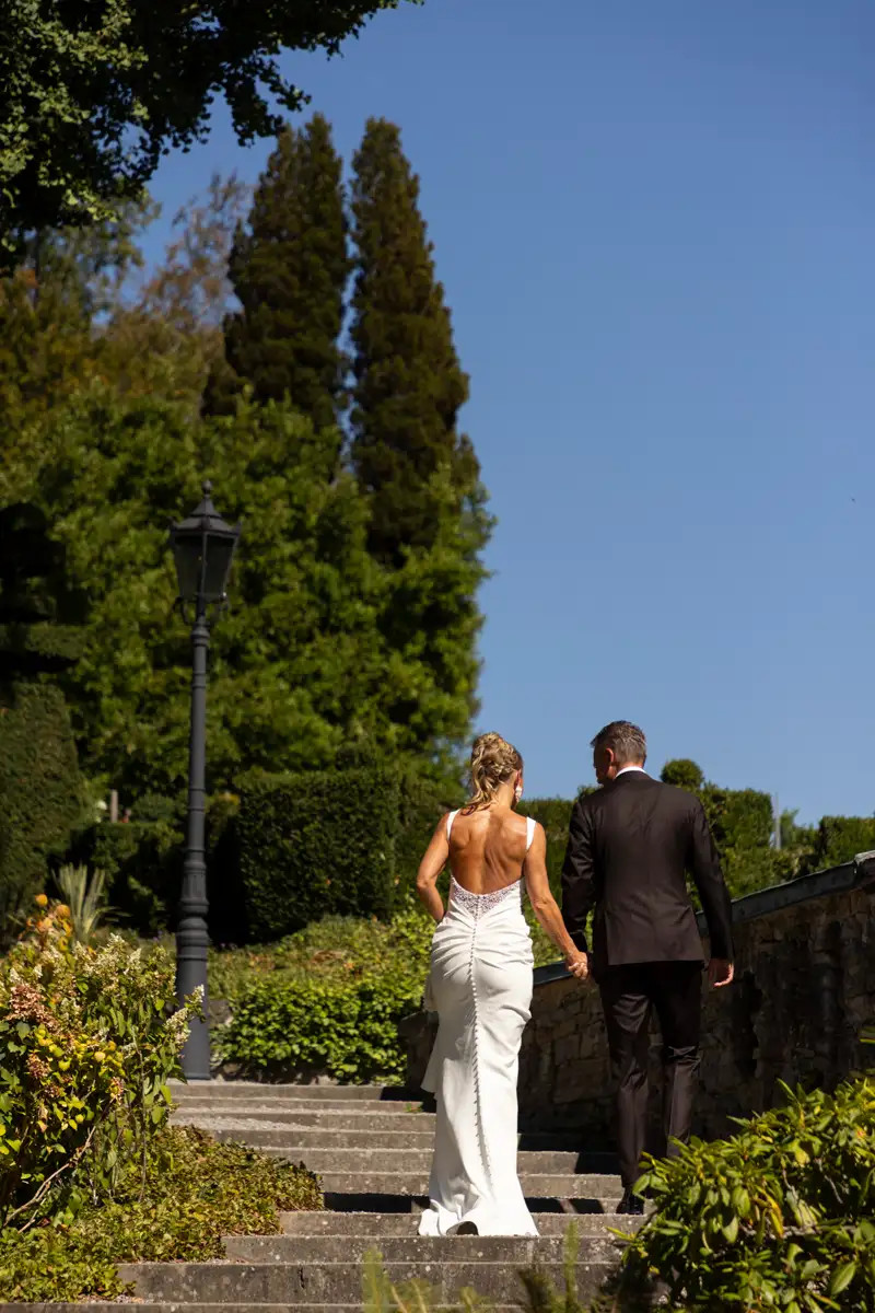 Brautpaar Regina und Thomas beim Spaziergang im Garten von Schloss Meggenhorn nach der zivilen Trauung