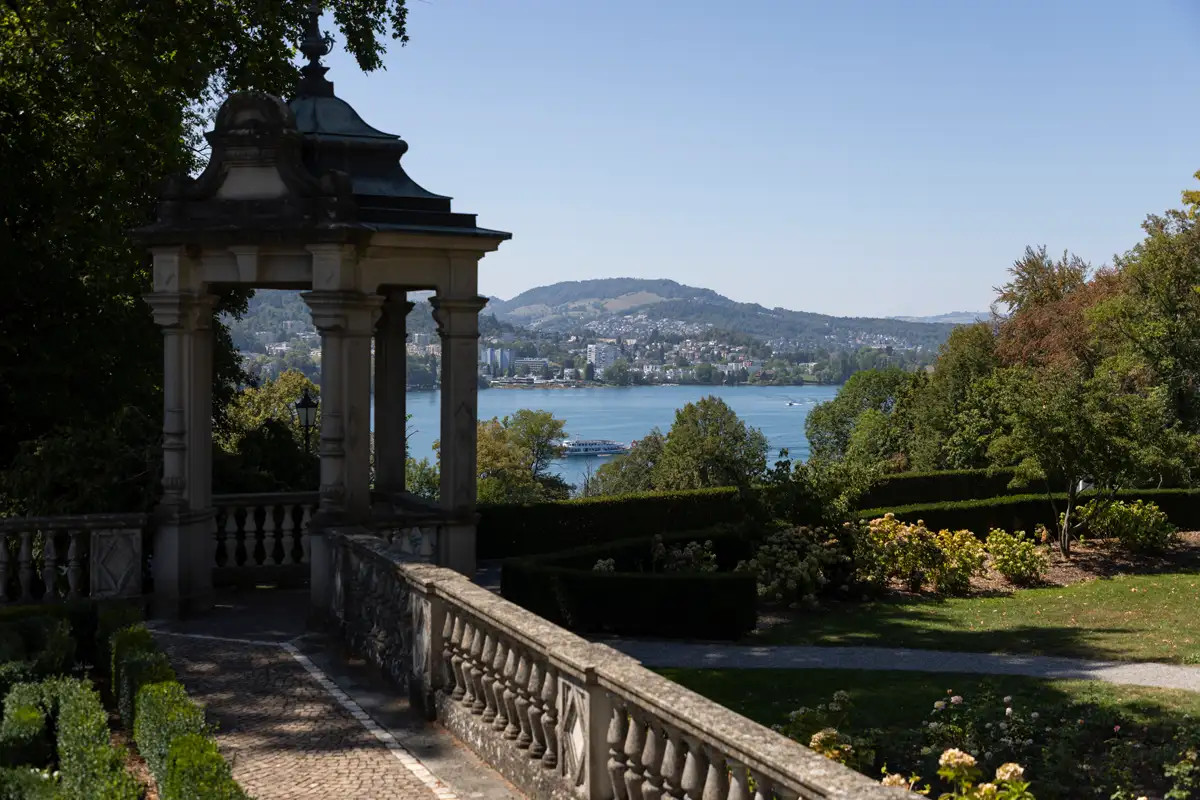 Schlossgarten von Meggenhorn mit Blick auf den Vierwaldstättersee vor der zivilen Hochzeit.
