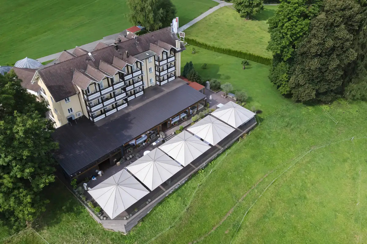 Drohnenaufnahme des Boutique Hotel Himmelrich in der grünen Landschaft über Kriens