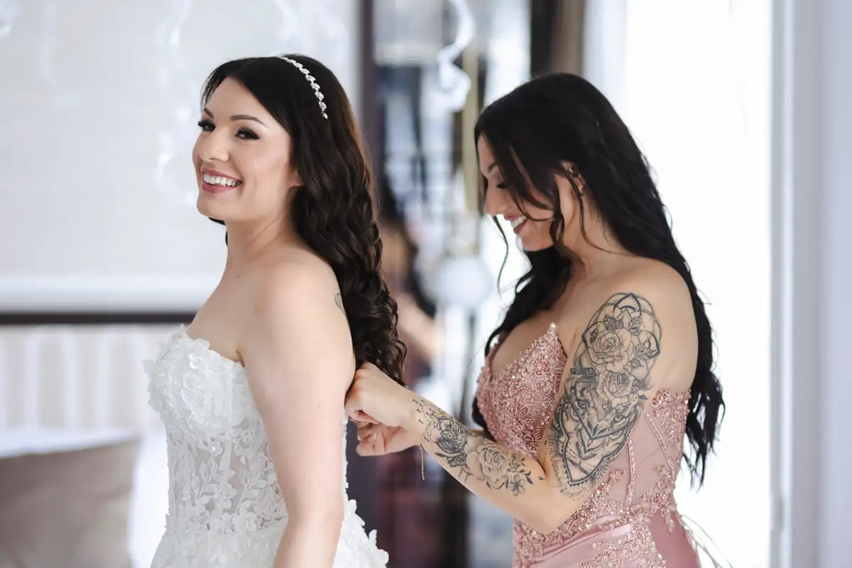 Luana wird beim Getting Ready für ihre Hochzeit im Hotel Himmelrich vorbereitet