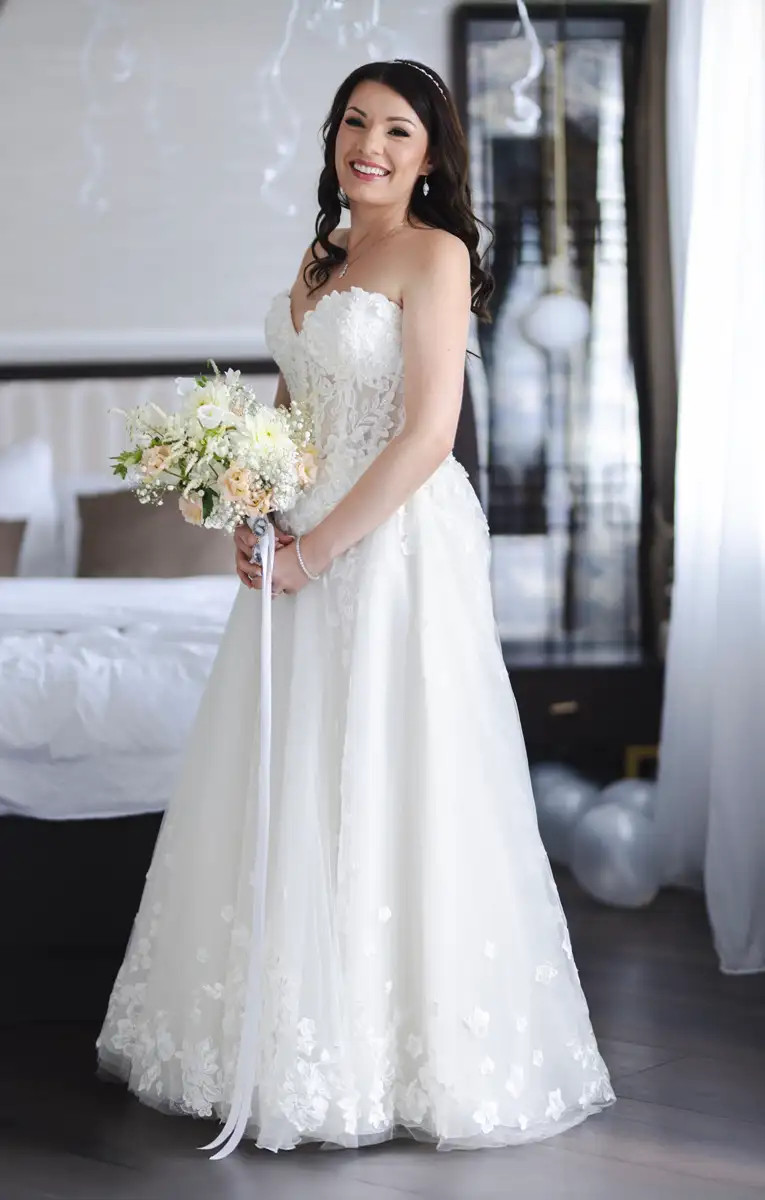 Braut Luana im Hochzeitskleid vor der freien Trauung im Boutique Hotel Himmelrich