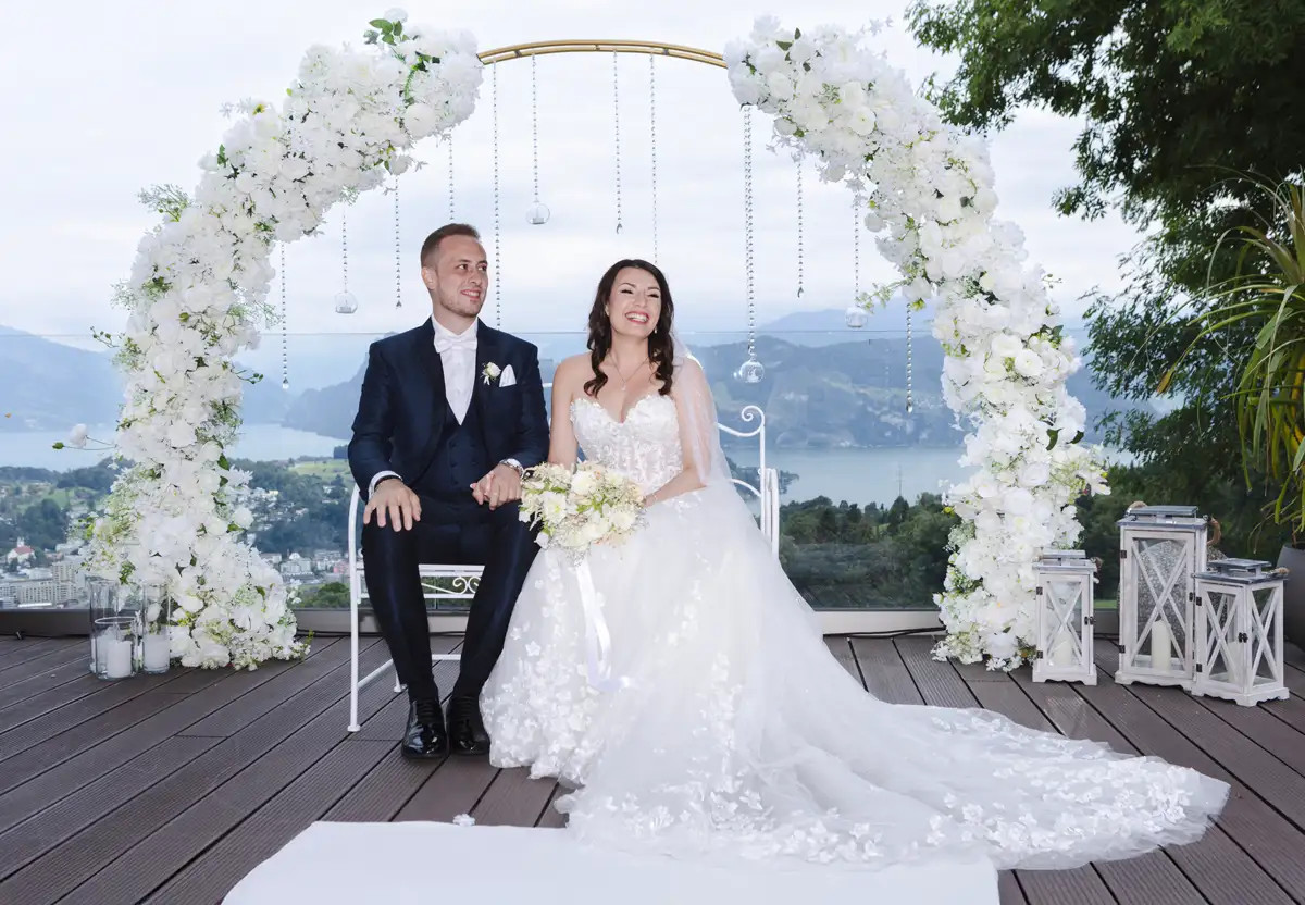Luana und Luca unter dem Blumenbogen nach ihrer freien Trauung im Boutique Hotel Himmelrich