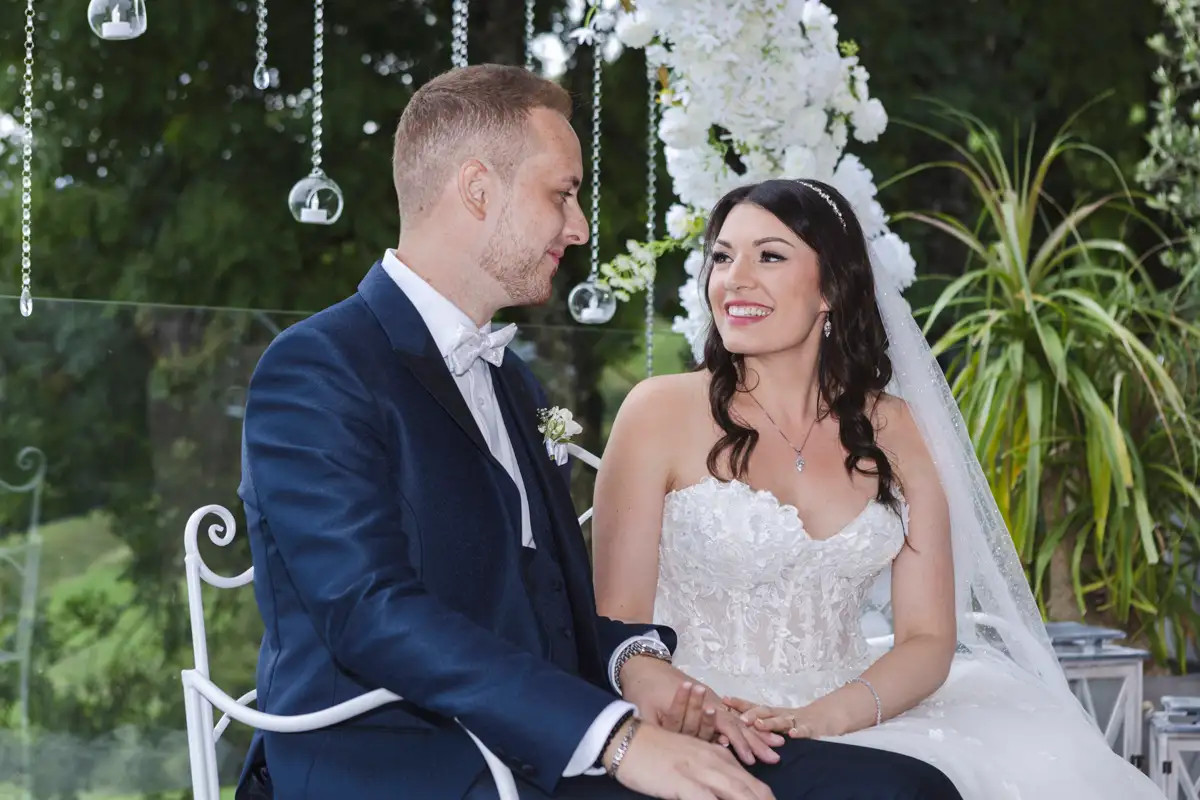 Luana und Luca während der freien Trauung auf der Terrasse des Hotel Himmelrich
