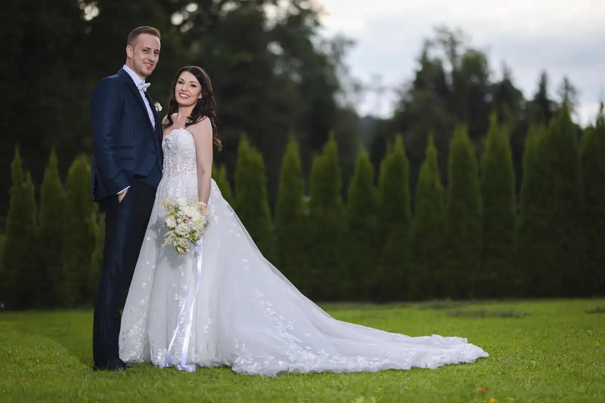 Luana und Luca als Brautpaar im Garten des Boutique Hotel Himmelrich