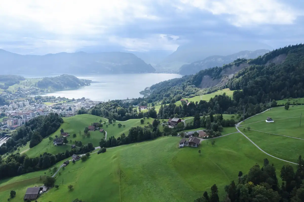 Weite Drohnenaufnahme der Landschaft über Kriens mit Blick in Richtung Luzern