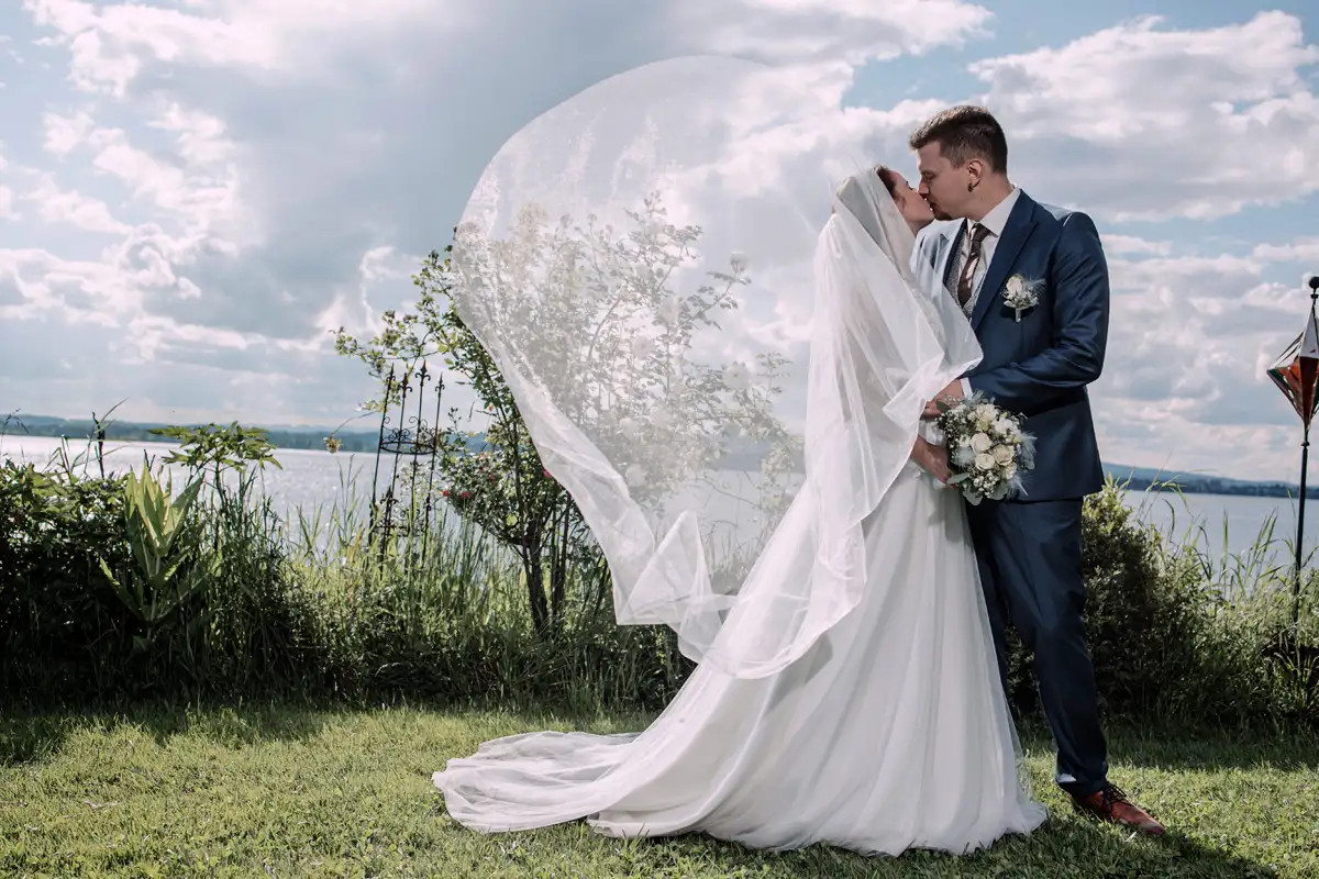 Fabienne und Simon beim Paarshooting mit wehendem Schleier in Zug.