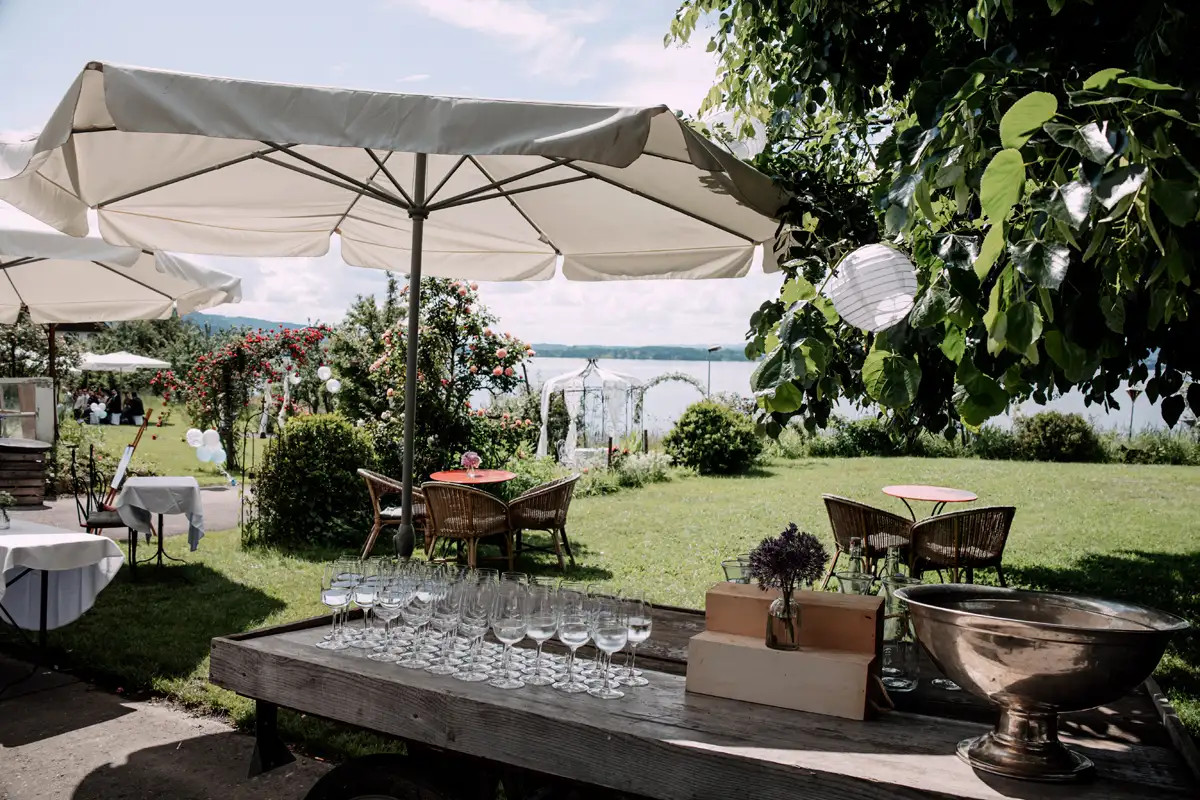Liebevoll vorbereiteter Gartenbereich für die Hochzeit im Biohof Zug.